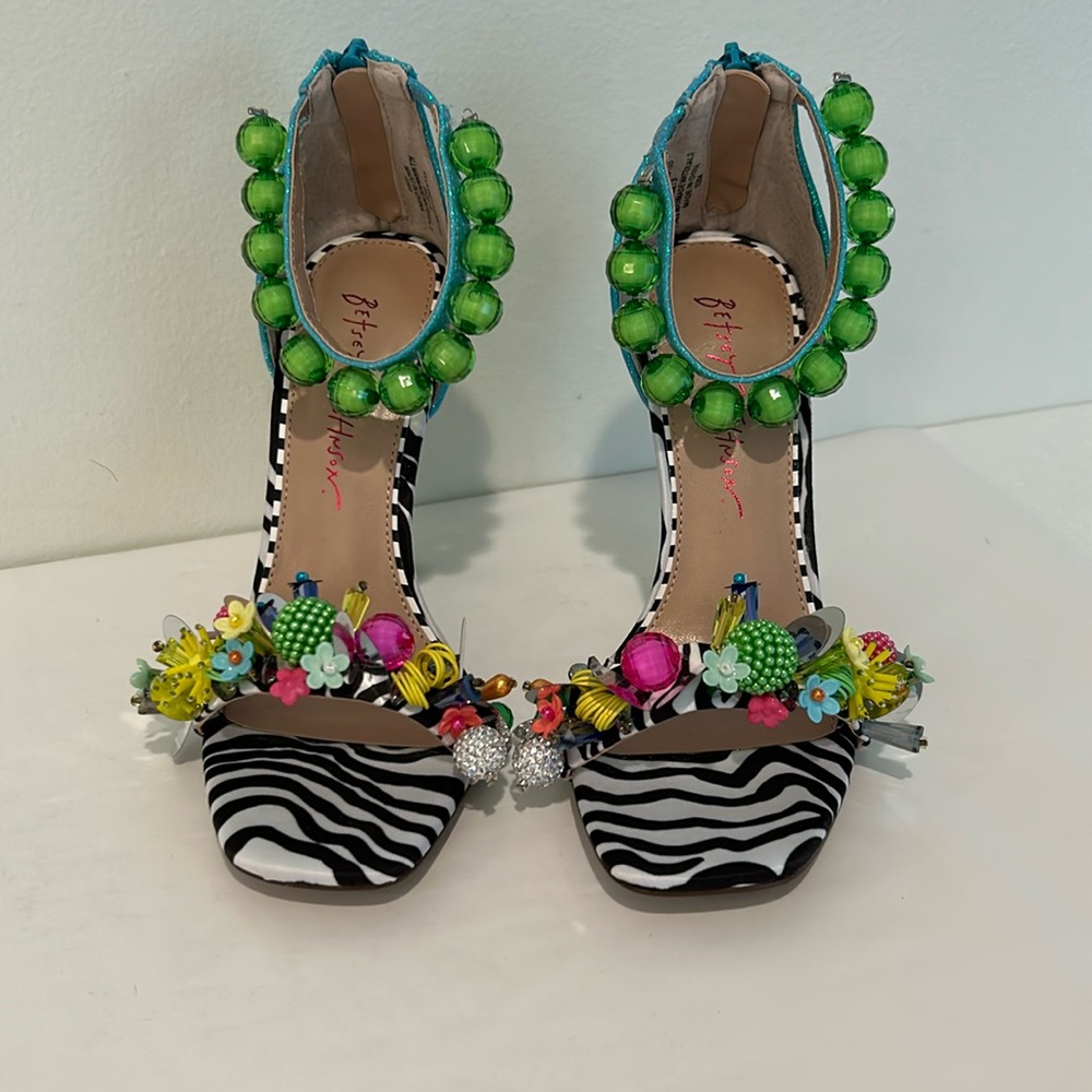 ✨ Betsey Johnson “Clooney” Beaded Zebra Floral Heels – Size 5 – NWOT ✨